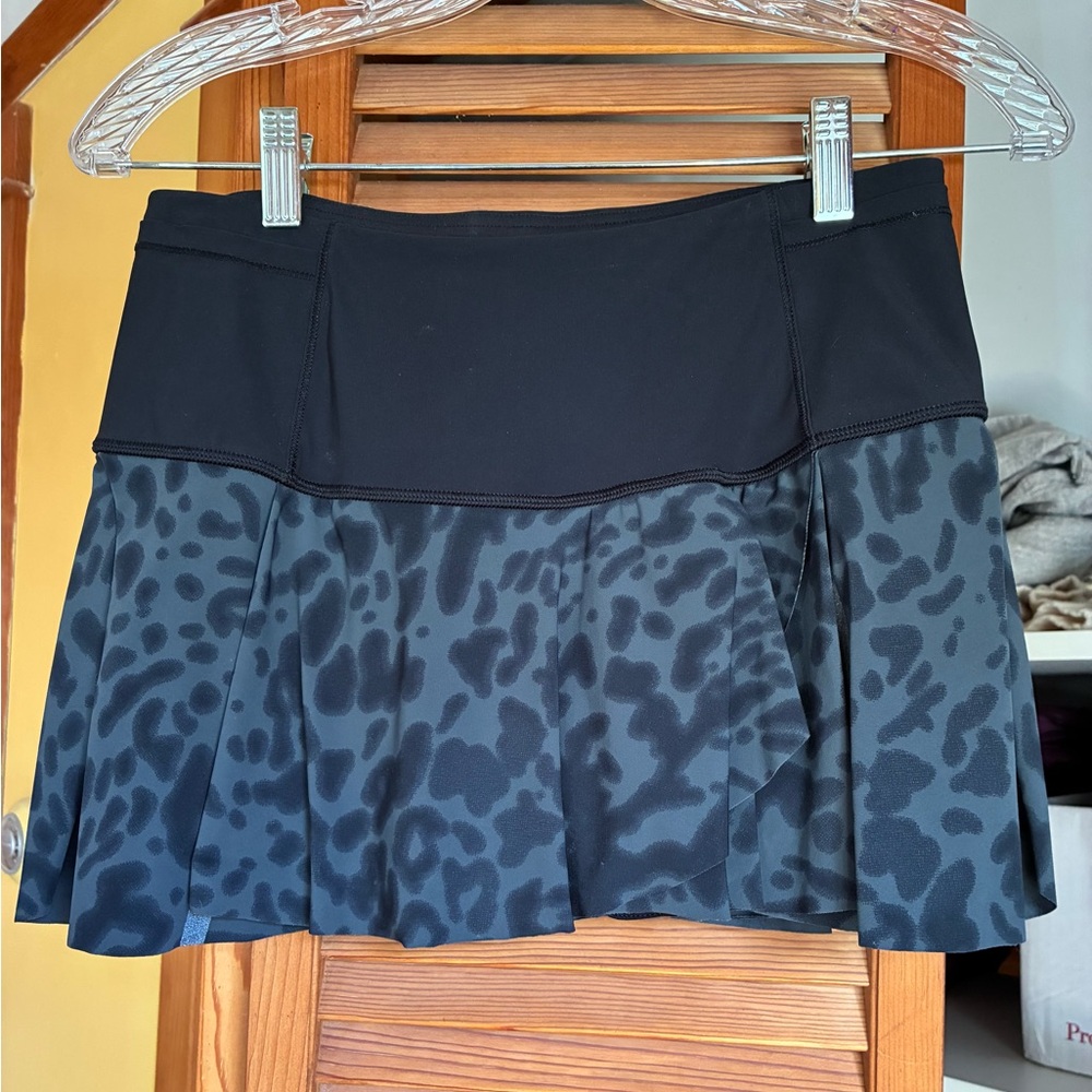 Lululemon hit your stride Black/ Gray Animal-Print Skirt Sz 4